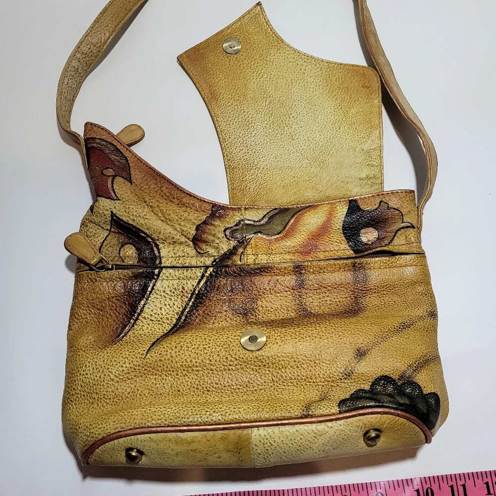 Magnifique hand painted distressed multi colored womans purse w/zipper closure